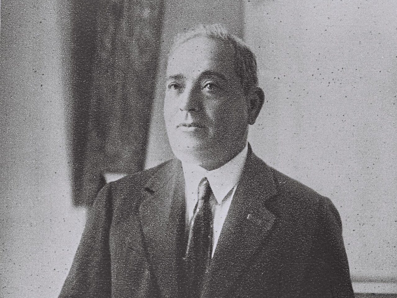 מאיר דיזינגוף, ראש העיר הראשון של תל אביב, התפטר כעבור כמה ימים סביב סוגייה תקציבית, ויקיפדיה