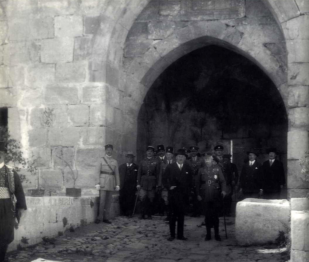 הנציב העליון פלומר בדרכו לתערוכה במגדל דוד, 1926, ויקיפדיה.