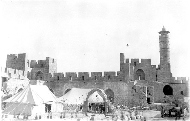 מתחם אוהלים ליד מגדל דוד, סביבות 1920, ויקפדיה.