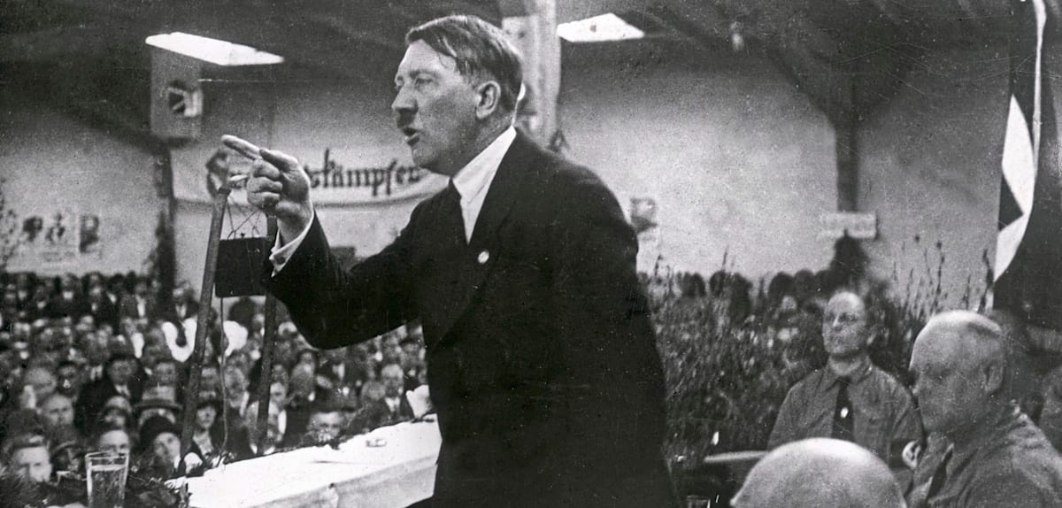 בתמונה: אדולף היטלר נואם, סביבות 1925.
להרחבה: דבר, ארכיון העיתונות.