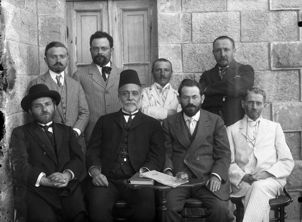 חברי ועד הלשון העברית ומקורבים לוועד, ירושלים 1911. יושבים (מימין): אליעזר בן-יהודה, יוסף קלוזנר, דוד ילין, אליעזר מאיר ליפשיץ; עומדים (מימין): חיים אריה זוטא, קדיש יהודה סילמן, אברהם צבי אידלסון, אברהם יעקב ברור.
דאר היום, ארכיון העיתונות.
