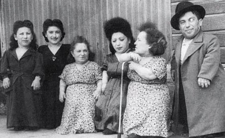משפחת אוביץ ההונגרית, שנות ה-1940; ויקיפדיה.
דאר היום, ארכיון העיתונות.