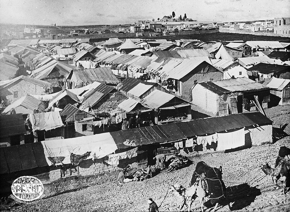 להרחבה: הארץ, ארכיון העיתונות בתמונה: מחנה הפליטים של הניצולים הארמנים מהטבח, בעיר חלב שבסוריה (The Karen Jeppe Archives, Gylling, Denmark. Courtesy of Mihran Minassian)