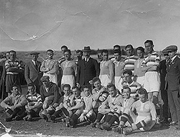 קבוצת מכבי תל אביב בכדורגל, שנות ה-1920; אתר ההתאחדות לכדורגל בישראל.
דאר היום, ארכיון העיתונות.