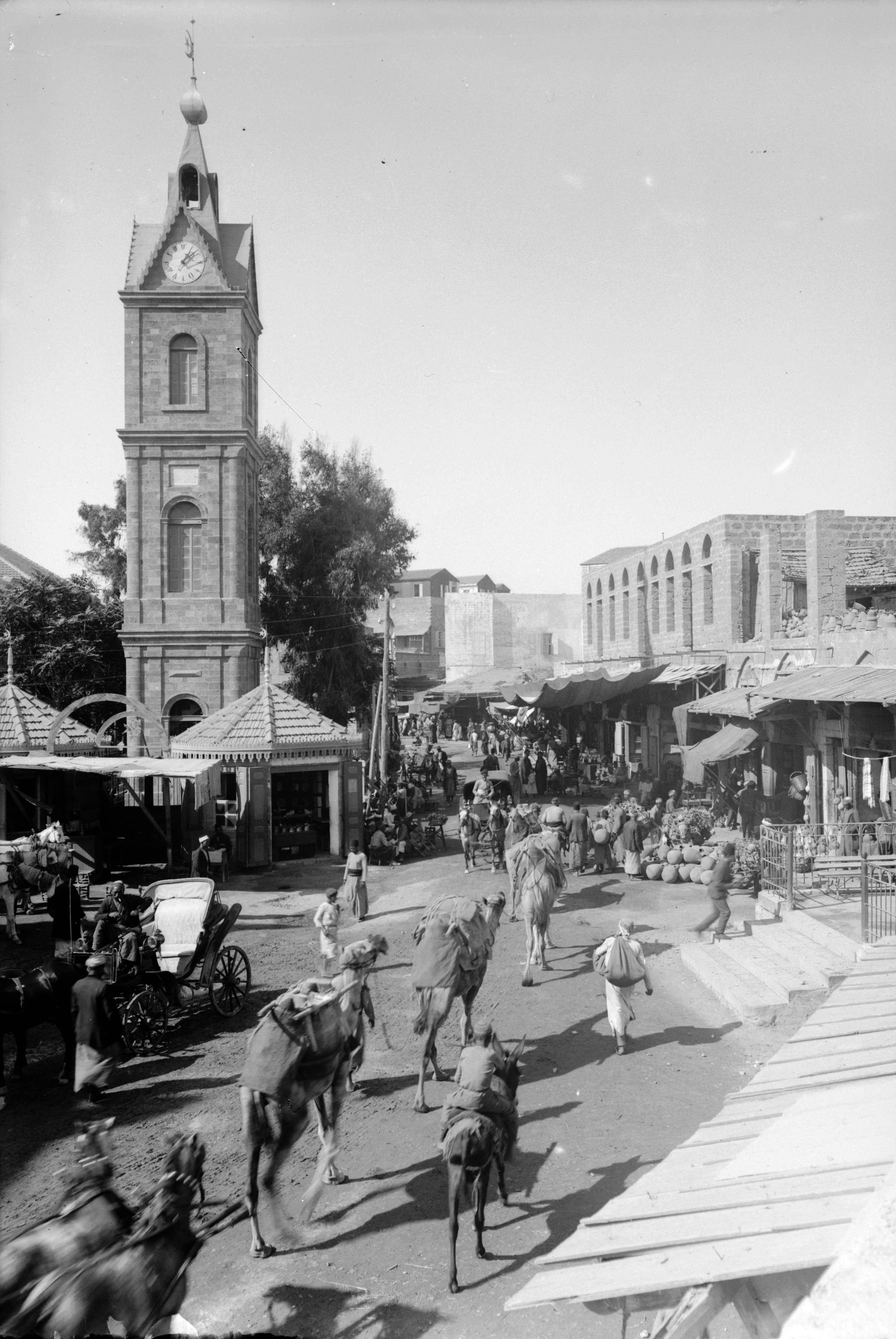 יפו, ראשית המאה ה-20; ויקיפדיה.
דבר, ארכיון העיתונות.