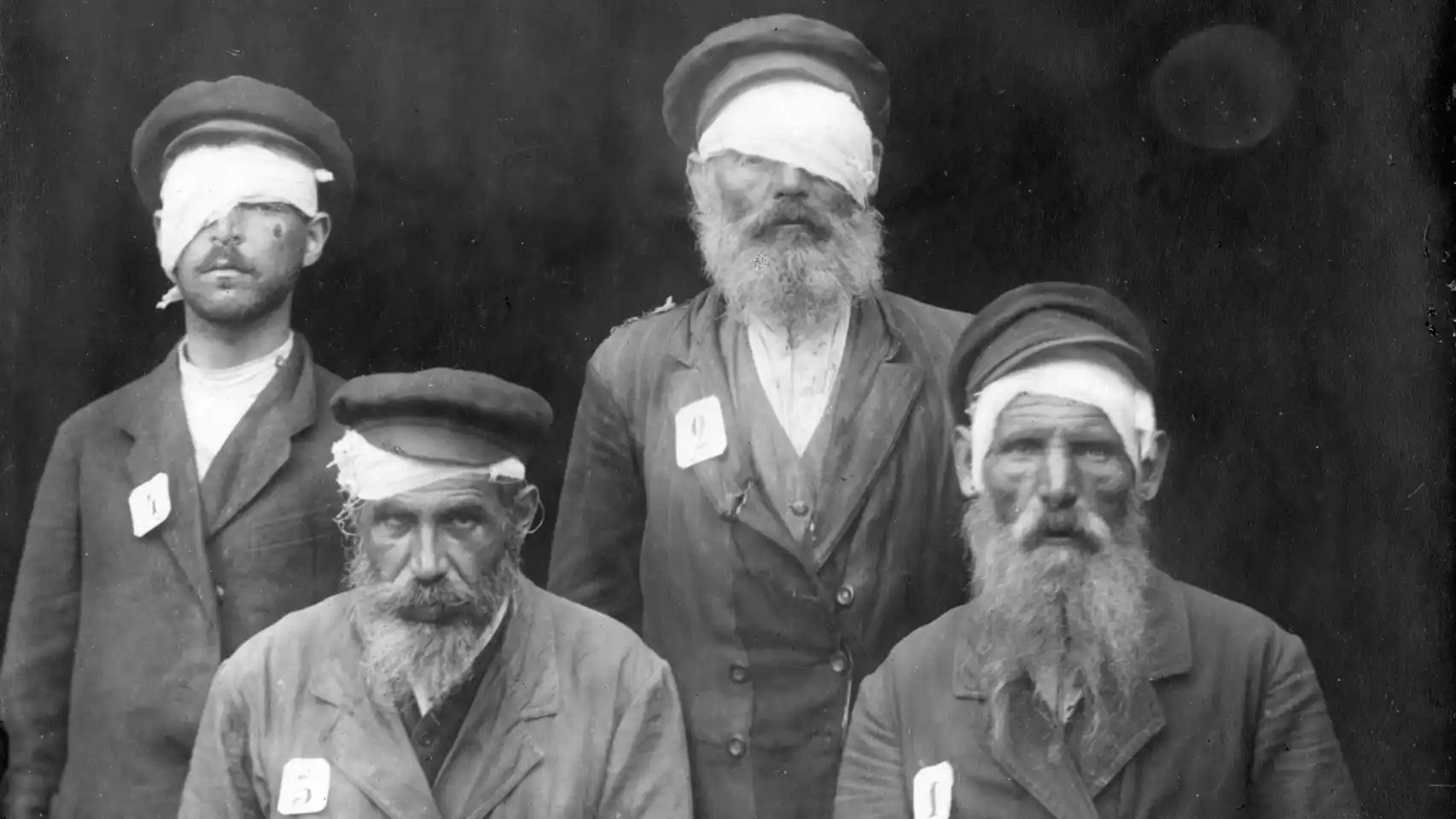 להרחבה: דאר היום, ארכיון העיתונות בתמונה: יהודים ניצולים מפוגרום סלובצ'נו באוקראינה, 1919. התמונה באדיבות גלקסיה גוטנברג.