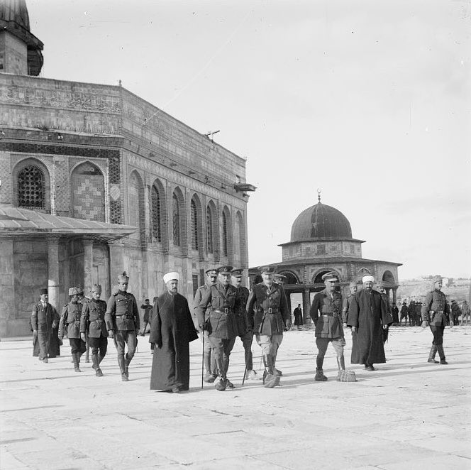 הנציב העליון פלומר בסמוך לכיפת הסלע, 1925, ספריית הקונגרס. להרחבה: דבר, ארכיון העיתונות
