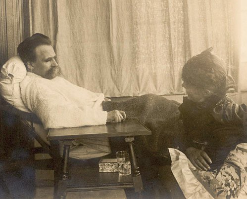 פרידריך ניטשה ואחותו אליזבת׳, 1899, ויקיפדיה. להרחבה: דאר היום, ארכיון העיתונות