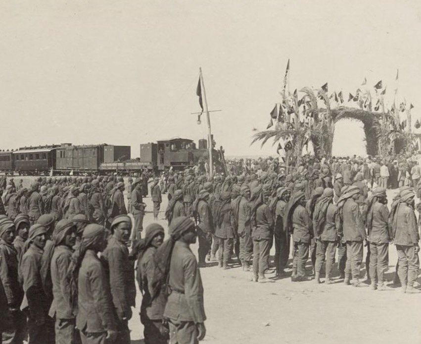 הגעת הרכבת הראשונה לבאר שבע, 1917, ויקיפדיה. להרחבה: דבר, ארכיון העיתונות