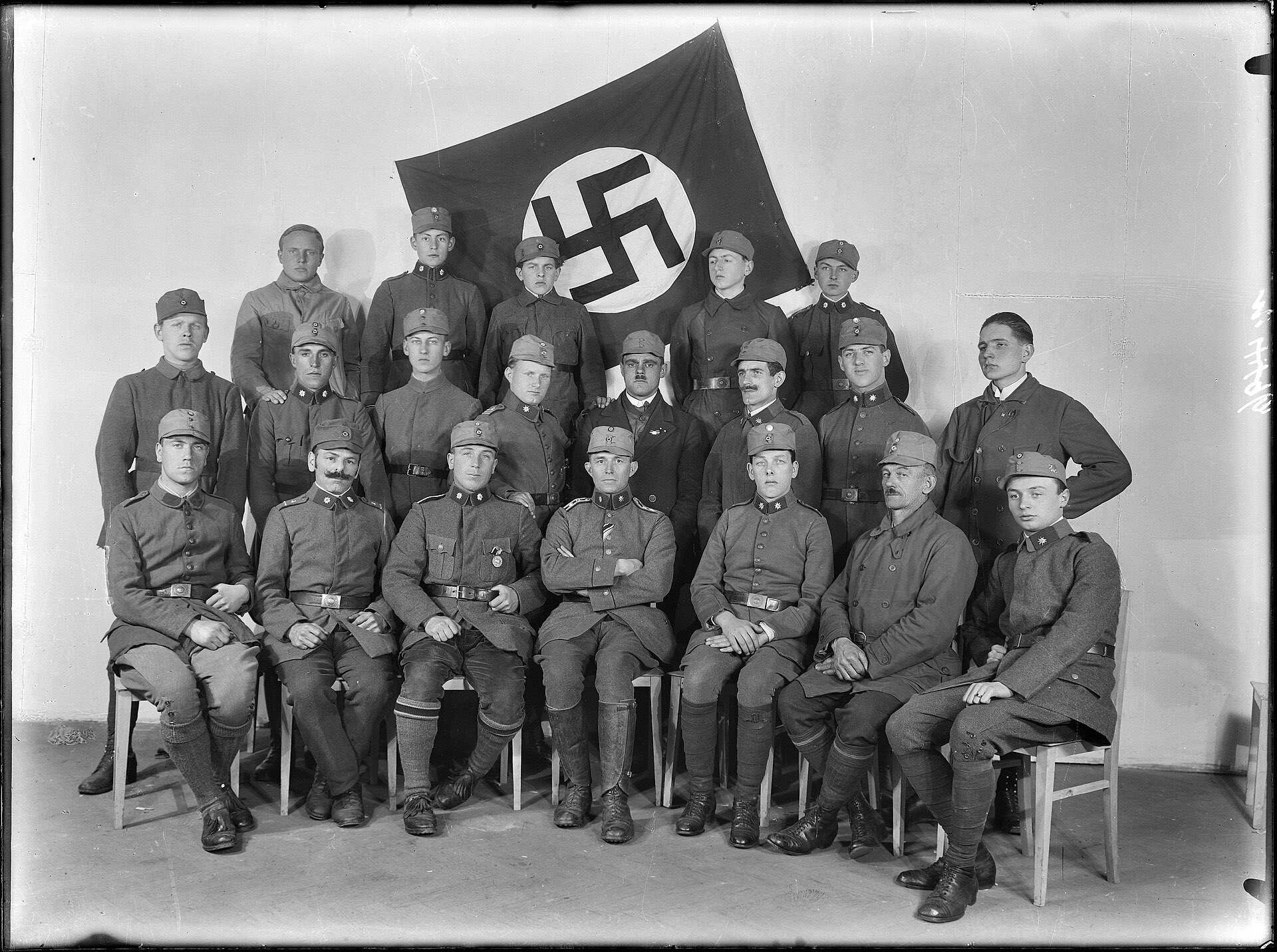 קבוצת חברי אס-אה, 1925, ויקיפדיה.