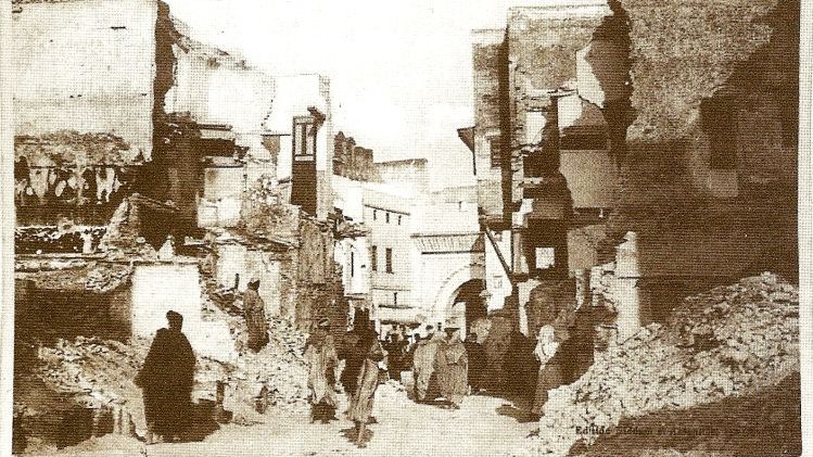 רחוב הכניסה למלאח בפאס לאחר הפרעות ב1912, ויקיפדיה. להרחבה: הארץ, ארכיון העיתונות
