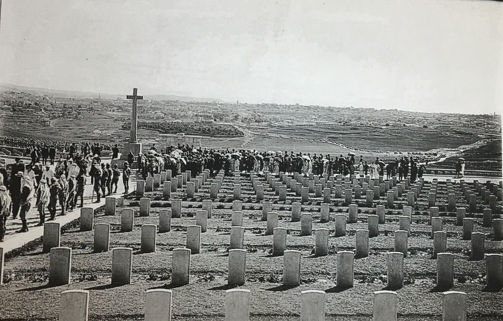 תמונה: טקס חניכת בית הקברות הצבאי הבריטי בהר הצופים, 1927. | מקור: דאר היום, ארכיון העיתונות.