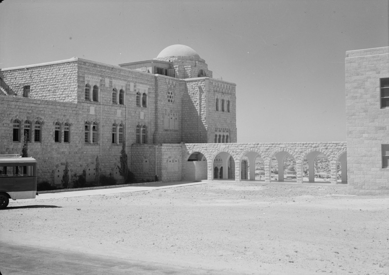 תמונה: בית הספרים הלאומי והאוניברסיטאי, ירושלים, 1925; ויקיפדיה. | מקור: דאר היום, ארכיון העיתונות.