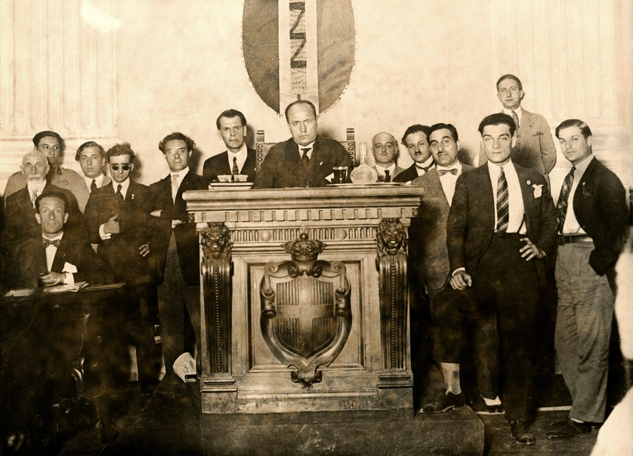 להרחבה: דאר היום, ארכיון העיתונות | בתמונה: מוסוליני וחברים פשיסטים, 1925