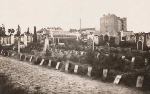 להרחבה: דאר היום, ארכיון העיתונות (15 בספטמבר) | בתמונה: בית קברות יהודי בוורשה, 1916-1917, באדיבות המוזיאון האתנוגרפי סוורין אודזיאלה בקרקוב