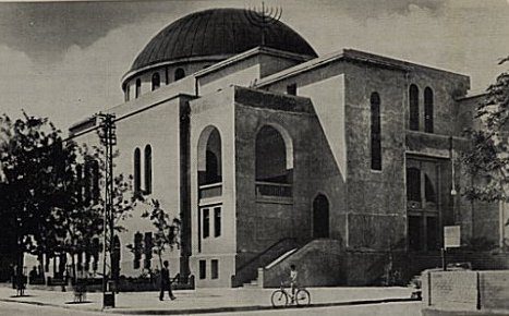 תמונה: בית הכנסת הגדול בתל אביב, שנות ה-30 של המאה ה-20; ויקיפדיה. | מקור: הארץ, 17 בספטמבר 1926, ארכיון העיתונות.