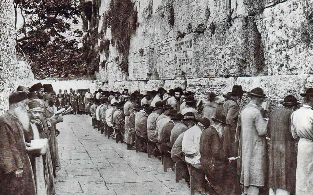 תמונה: הכותל המערבי, 1928; זמן ישראל. | מקור: דאר היום, 20 בספטמבר, ארכיון העיתונות.