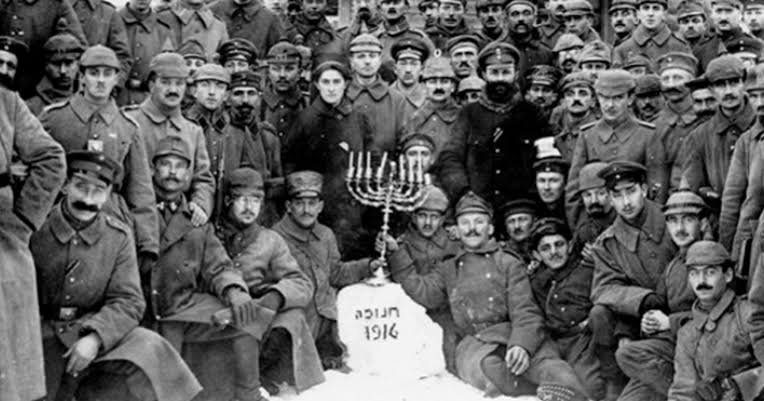תמונה: חיילים יהודים-גרמנים חוגגים את חג החנוכה בחזית הפולנית, דצמבר 1916; ויקיפדיה. | מקור: דאר היום, ארכיון העיתונות.