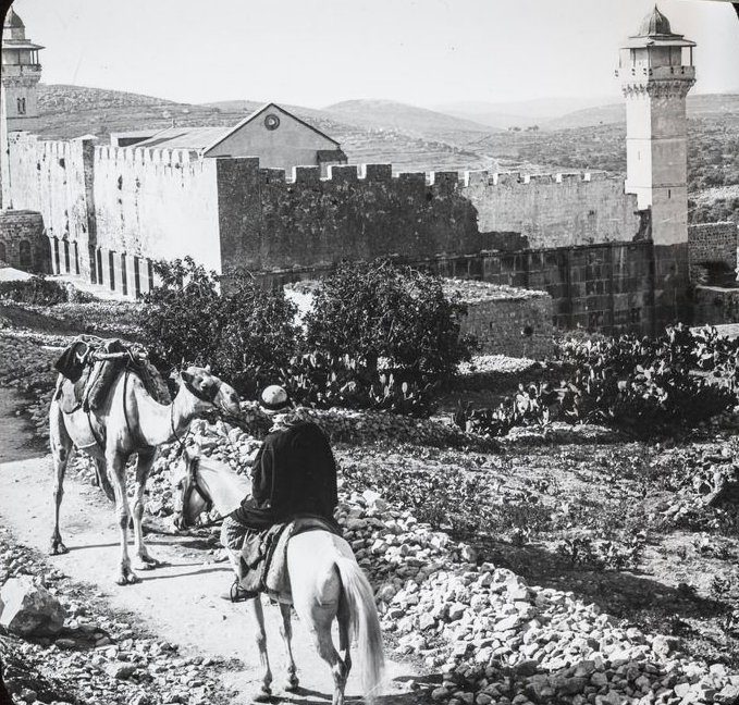 להרחבה: דבר, ארכיון העיתונות | בתמונה: מערת המכפלה בסוף המאה ה-19 (התמונה באדיבות אוסף תצלומי משפחת לנקין, ספריית אוניברסיטת פנסילבניה, האוסף הלאומי לתצלומים על שם משפחת פריצקר, הספרייה הלאומית)