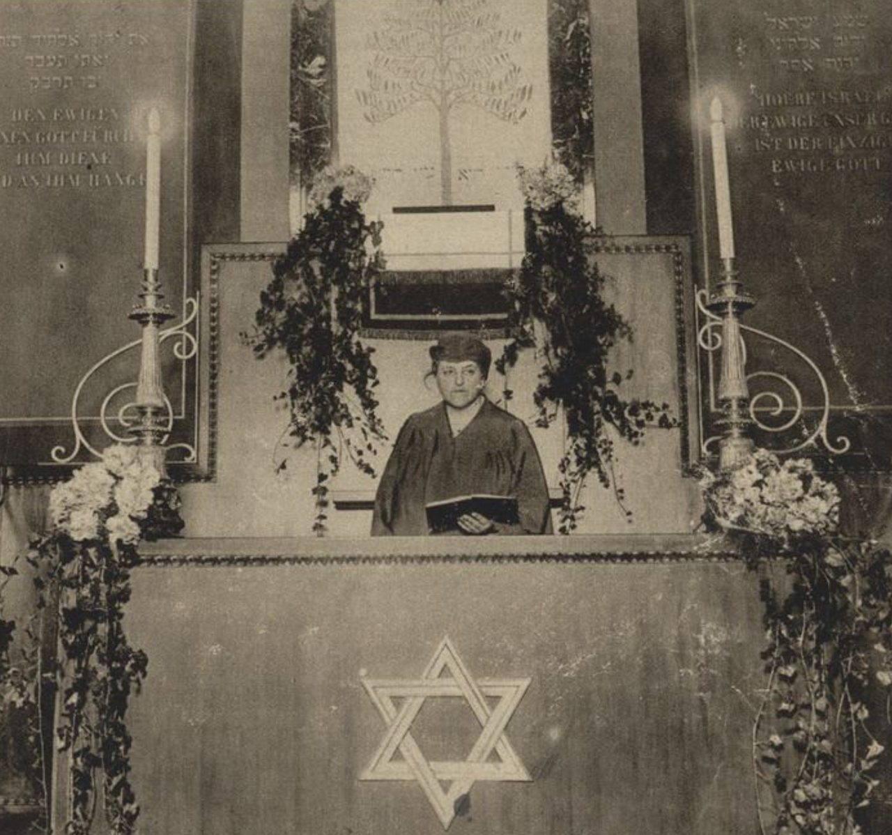 להרחבה: הצפירה והעולם, ארכיון העיתונות | בתמונה: לילי מונטגיו נושאת את הדרשה בטקס יום ראשון שנערך בכנסיית הקהילה הרפורמית בברלין לציון יום השלום העולמי ליהדות הליברלית, 1928 (התמונה באדיבות אוסף אברהם שבדרון - פורטרטים, הספרייה הלאומית)