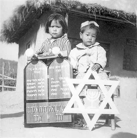 להרחבה: דאר היום (1 באוקטובר), ארכיון העיתונות | בתמונה: יהודי קאיפנג שבסין, תחילת המאה ה-20