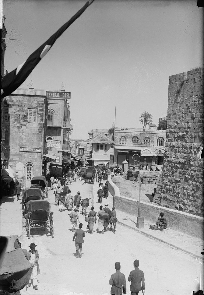 תמונה: הכניסה ךעיר העתיקה בירושלים דרך שער יפו, ככל הנראה שנות ה-1920; ויקיפדיה. | מקור: דאר היום, ארכיון העיתונות.