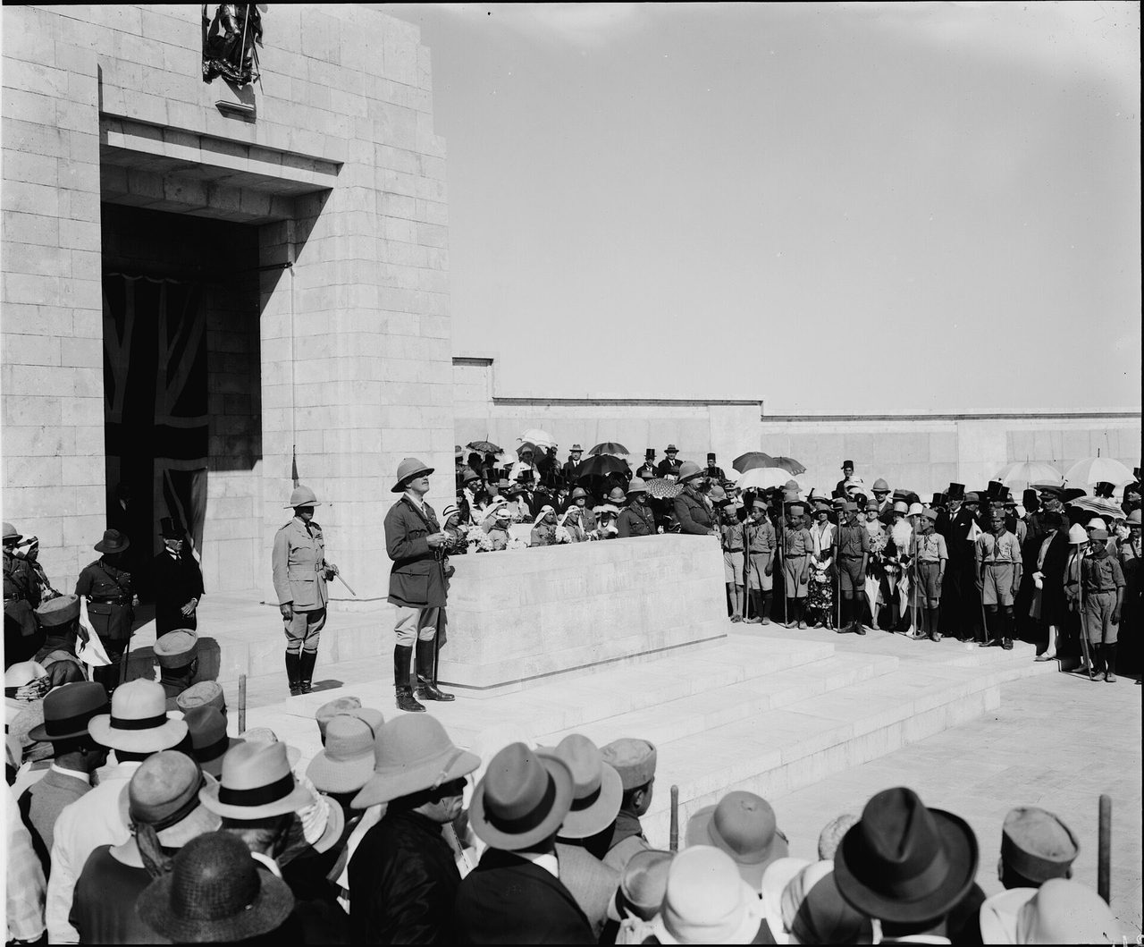 בתמונה: טקס במעון הנציב העליון הבריטי בירושלים, אוגוסט 1926 | מקור הידיעה: הארץ, 08.10.1926, ארכיון העיתונות