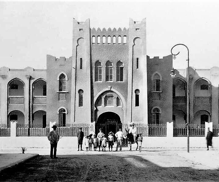 בתמונה: חזית גמנסיה הרצליה, תל אביב, 1920, הארכיון הציוני המרכזי. מקור הידיעה: הארץ, 08.10.1926, ארכיון העיתונות